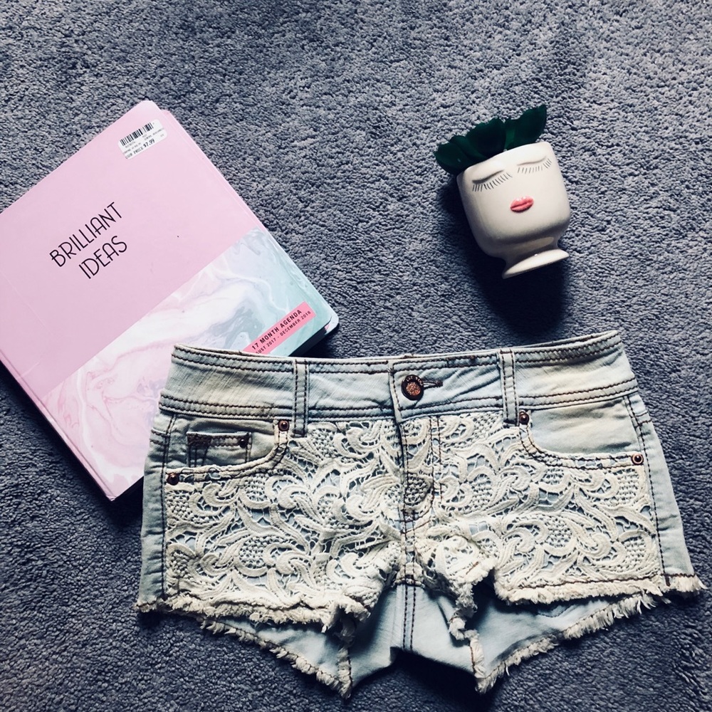 1st Kiss Light-wash Jean shorts